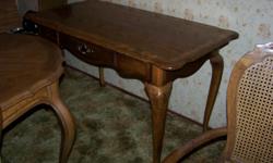 Small desk, Country Frence style legs. Top has an enlay design. Excellent condition. Buyer will be responsible to come and take delivery.