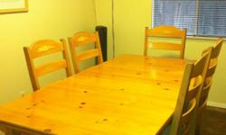 **Moving Sale.... Solid oak kitchen/dinning table with 6 chairs. In great condition!****