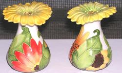Sunflower Blue Sky Clayworks Salt & Pepper Shakers
New with no tags
These shakers are so pretty and to pretty to put away when done using, they look nice as a decoration to your table. If you are a collector of Blue Sky, Flower Figurines or Salt and