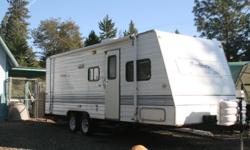This is a great family trailer. The trailer is a 26 foot Wander Glide Lite by Thor, it is a 2001 but in great condition. The trailer has 2 bunk beds, the couch makes into a full bed and the kitchen table makes into a queen bed. It will sleep 6