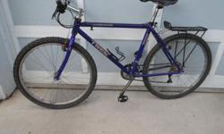 Trek 7000 Aluminum, no shocks, 18 gears, flat handle bars. &nbsp;In good condition. &nbsp;Fits some one 5'10" or smaller.
Two sets of pedals: bear trap and clipless. &nbsp;Helmet is included if your interesrted.