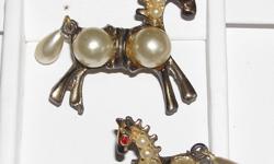 Vintage 1950's Simulated Pearl Figural Tremble Pin/Brooch: Horse?s
These two1950's vintage horse pin/brooch features simulated pearls in a gold colored metal frame. Tiny white pearls make the horse's mane, two pearls made the body of the horse, and one