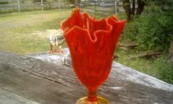 9inch blown glass vase exel condition. ruffled
beautiful orange gold base and top of ruffle edge