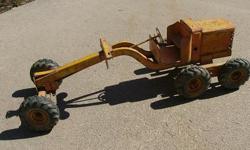 Here is a vintage grader manufactured by Doepke.&nbsp; There is some rust but the metal is sound.&nbsp;