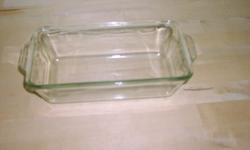 Vintage Pyrex #212 glass loaf pan in fantastic condition. Stamped Pyrex with 212 above Pyrex and E-Z underneath. Measures 8.5 inches by 4.5 inches by 2.5 inches.