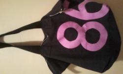 Hi I am selling a VS pink bag still in great conditon ..