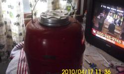 old water jug. till in good shage. Ask $5.00 plus $4.95 for shiping in usa.
hold little over 1 gal.