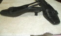 Woman's Naturalizer, size 9, black semi-dress shoes.&nbsp; Medium heel and backless.&nbsp; Excellent condition.