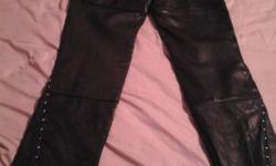 womens size 5 genuine leather riding pants great condtion. harley davidson.